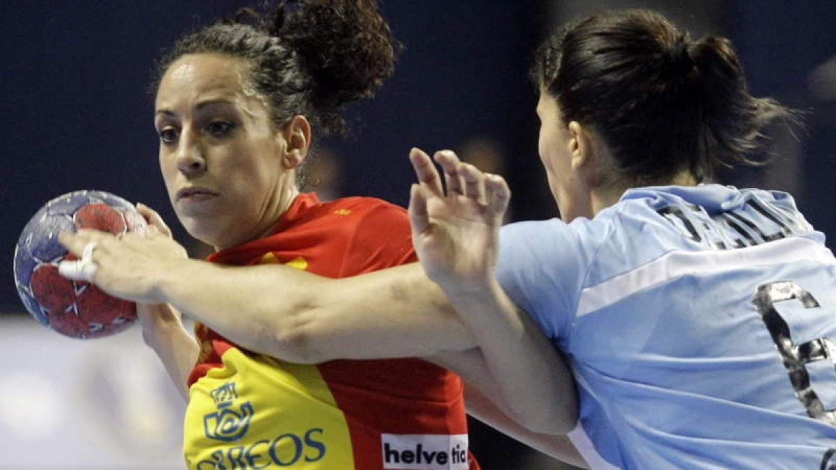 La central Nuria Benzal pelea por el control del balón con la argentina Magdalena Decilio.