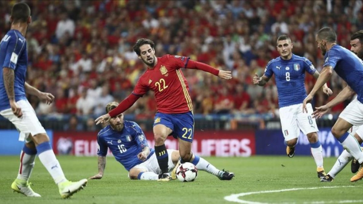 Isco avanza rodeado de contrarios durante el partido contra Italia.