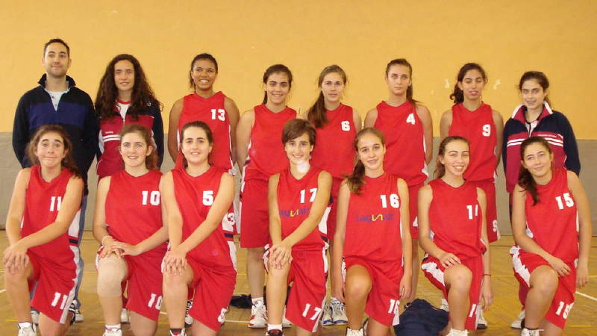 Formación del Colegio Leonés cadete femenino.