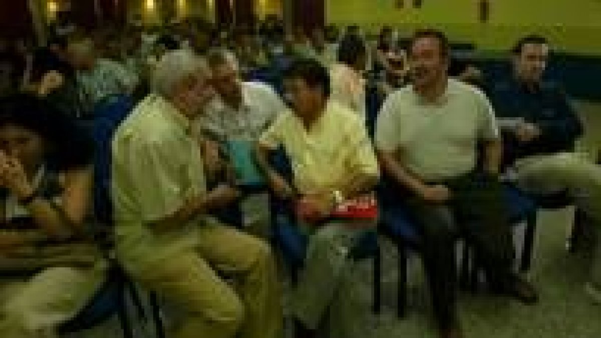Los abanderados del sector crítico del PSOE ponferradino durante la última asamblea