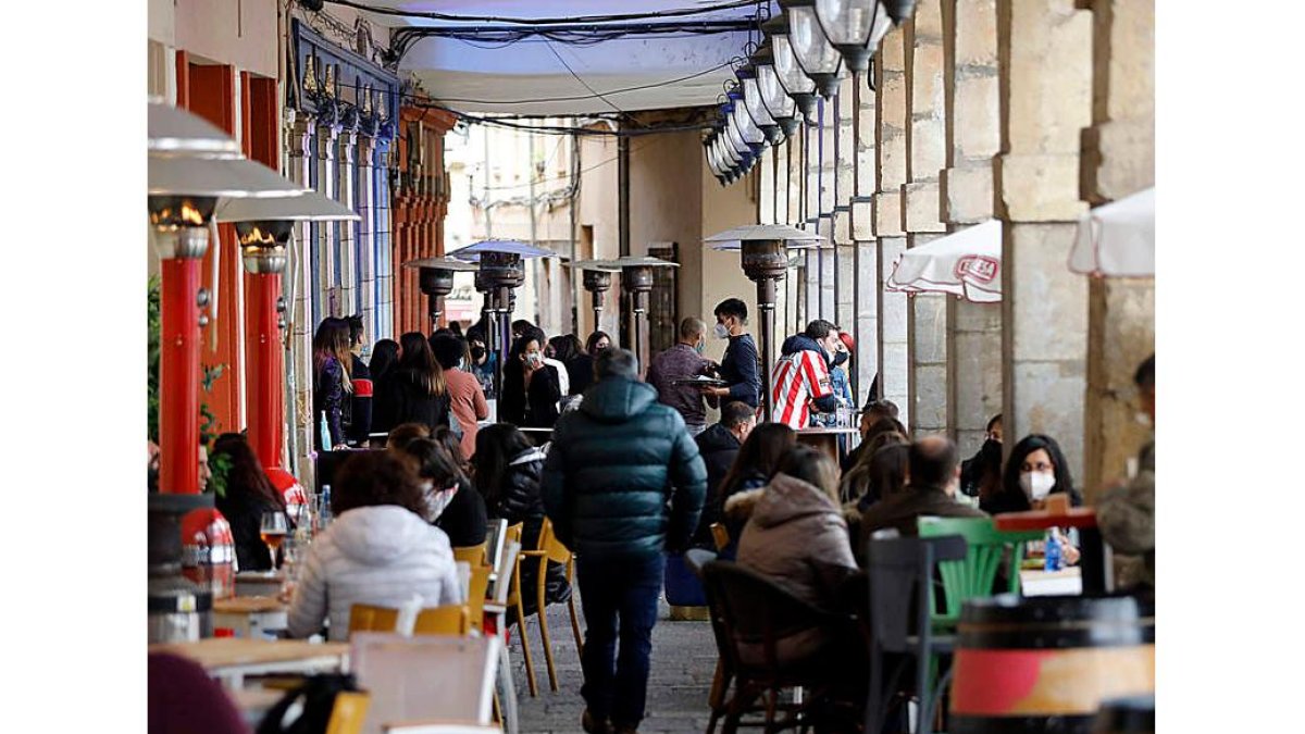 Terrazas en el Plaza Mayor de León . MARCIANO PÉREZ