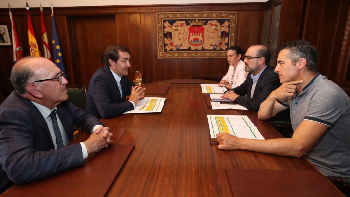 Un momento de la reunión del consejero de Fomento Quiñones con el alcalde Morala y sus ediles. L. DE LA MATA
