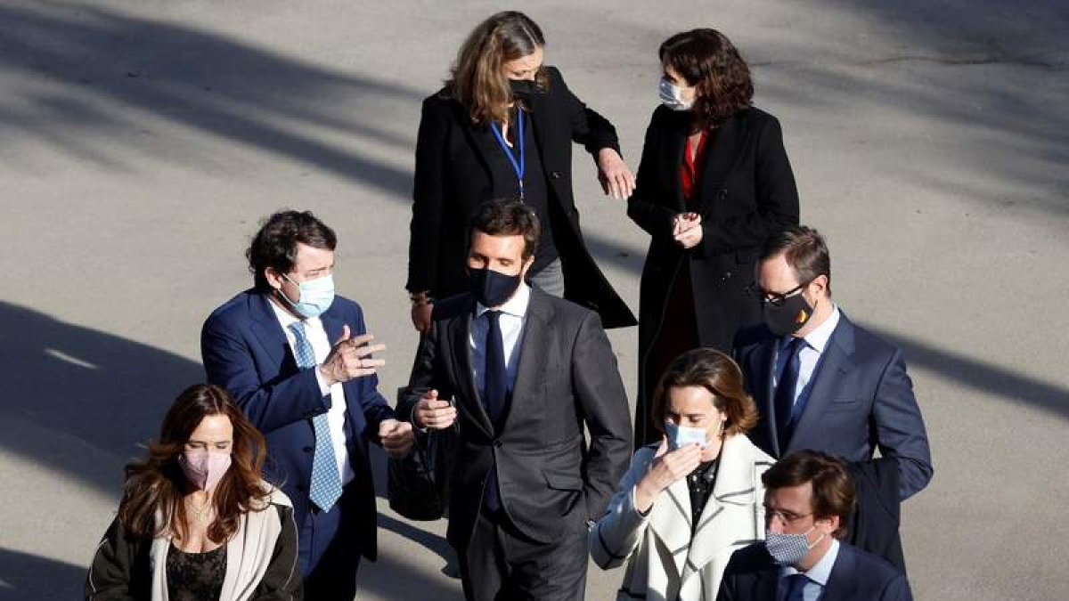 El presidente del PP, Pablo Casado, rodeado de cargos y barones. MARISCAL