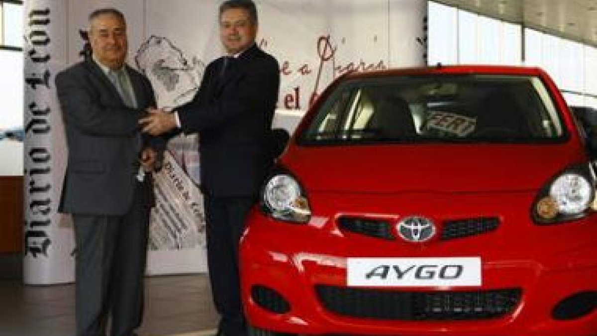 Domingo Cristóbal, ganador del Toyota Aygo, junto a José Antonio Domínguez, director de publicidad d