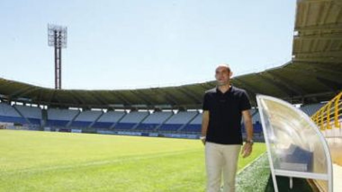 Alberto Jiménez Monteagudo sobre el césped del Reino de León.