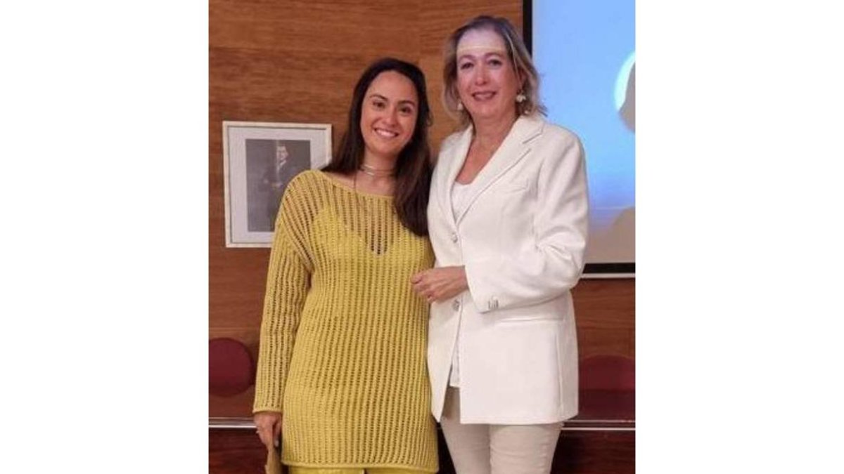 Isabel Torío con su tutora durante la residencia, Mercedes García de Celis. DL