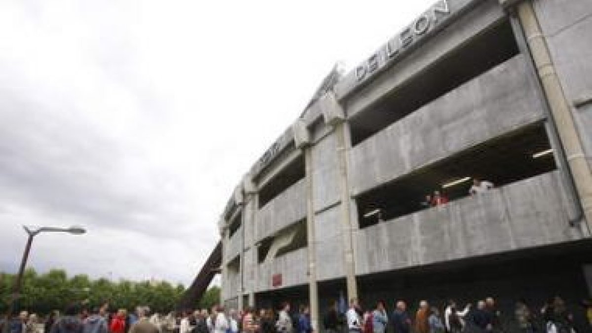 Las colas para entrar al estadio Reino de León se sucedieron durante la jornada de puertas abiertas.