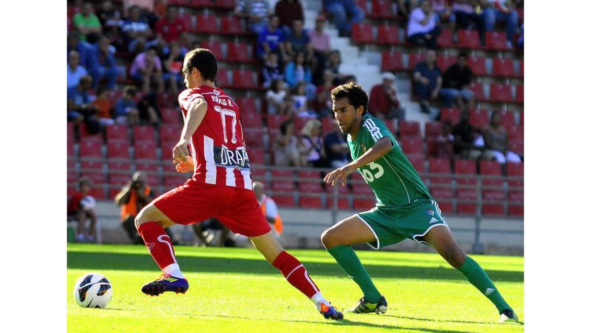 Juande (d), en una acción del partido de ida ante el Girona.