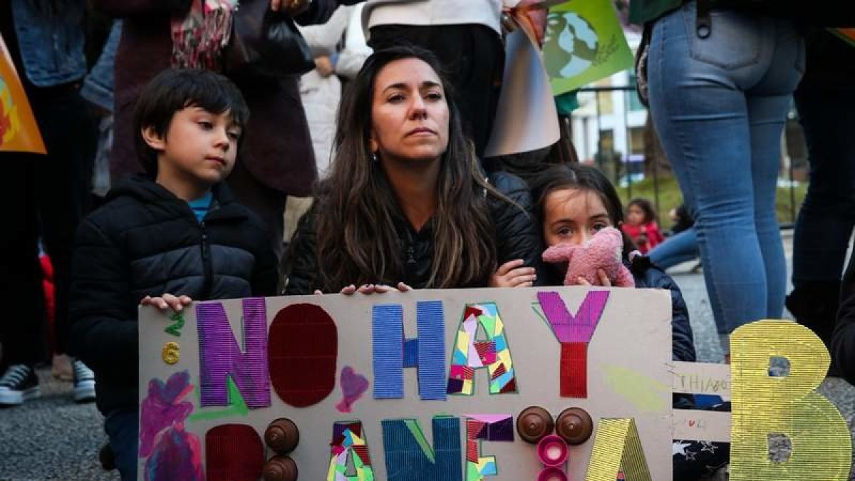 La implicación de las familias y las generaciones más jóvenes es una de las señas de identidad del movimiento para frenar el cambio climático. DL