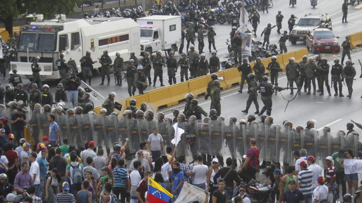 Manifestantes y policía se enfrentaron ayer en Caracas.