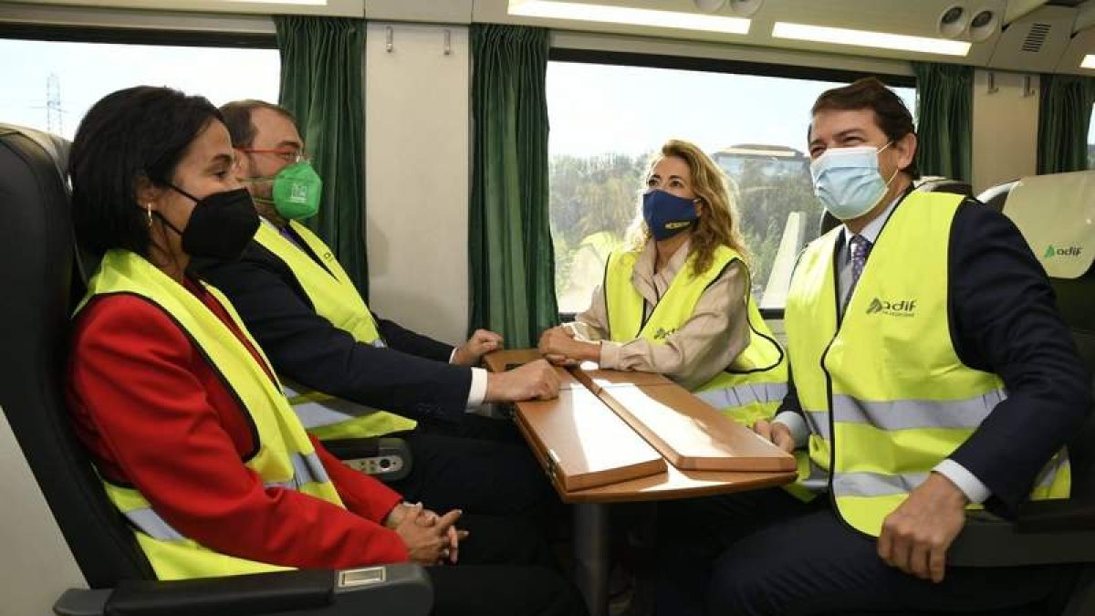 Paso del tren por la controvertida ladera de Campomanes. POOL