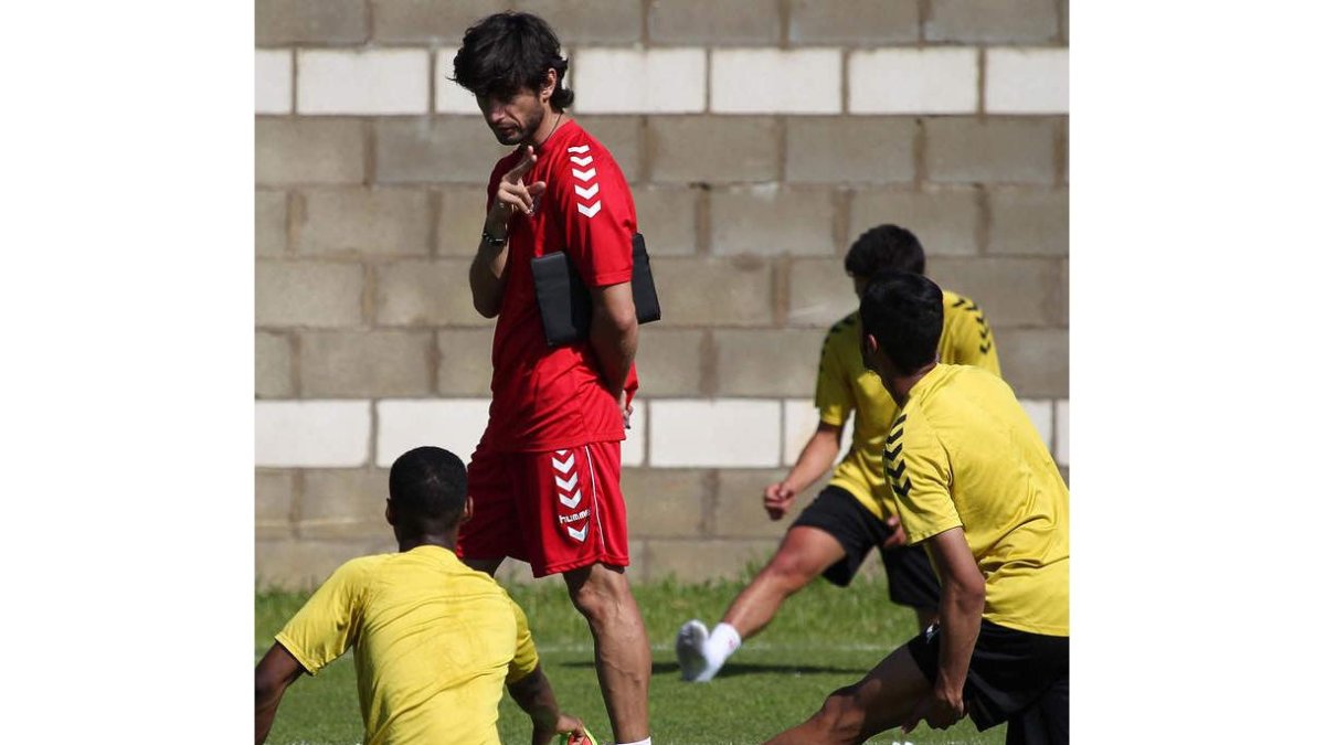 Ferrando se dirige a sus jugadores antes del choque de hoy