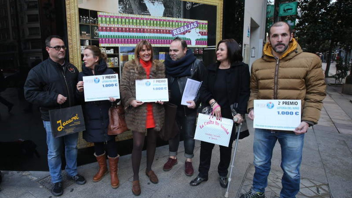 La directiva de la Asociación Templarium, junto a los ganadores de los tres cheques.