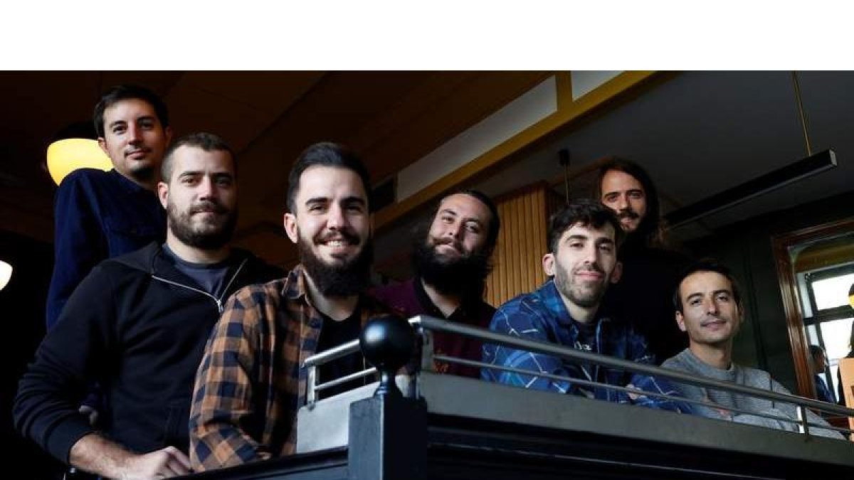 Los integrantes de la banda burgalesa La Maravillosa Orquesta del Alcohol (Moda). J.J. GUILLÉN