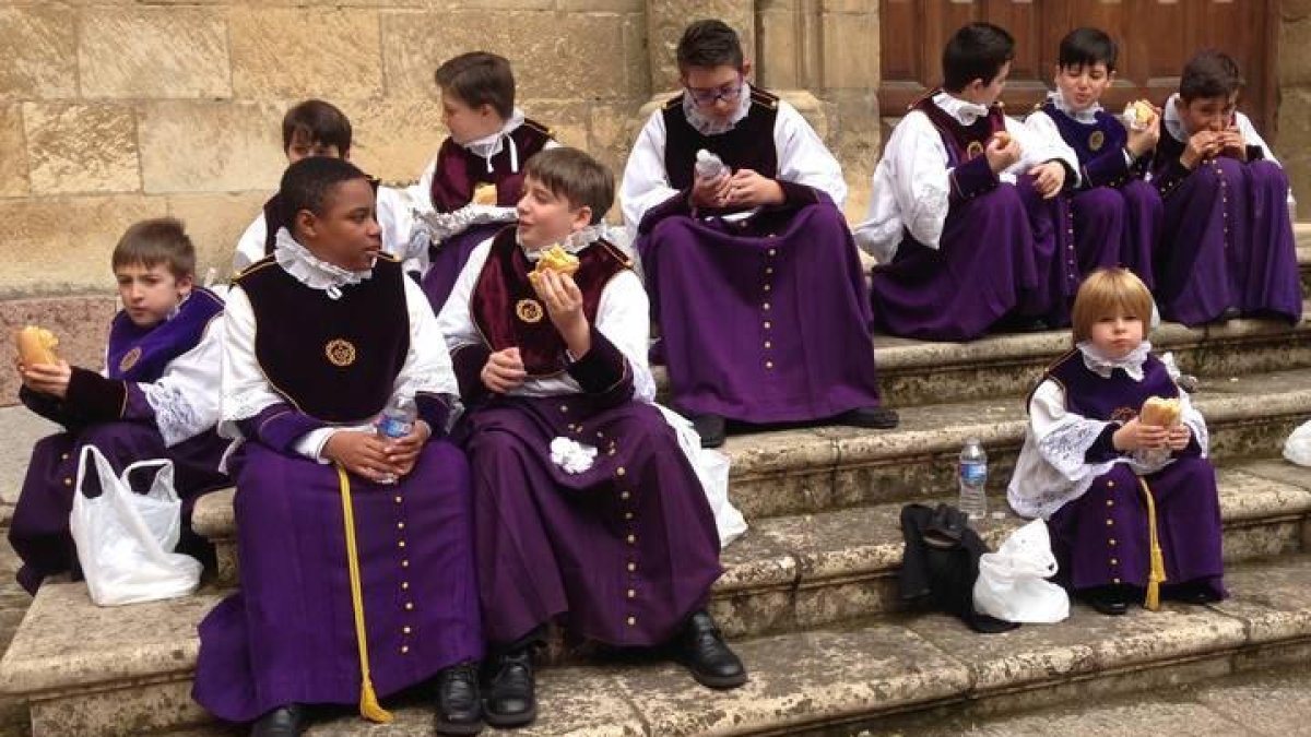 Monaguillos del Dulce Nombre en el descanso de la procesión de Los Pasos del Viernes Santo.