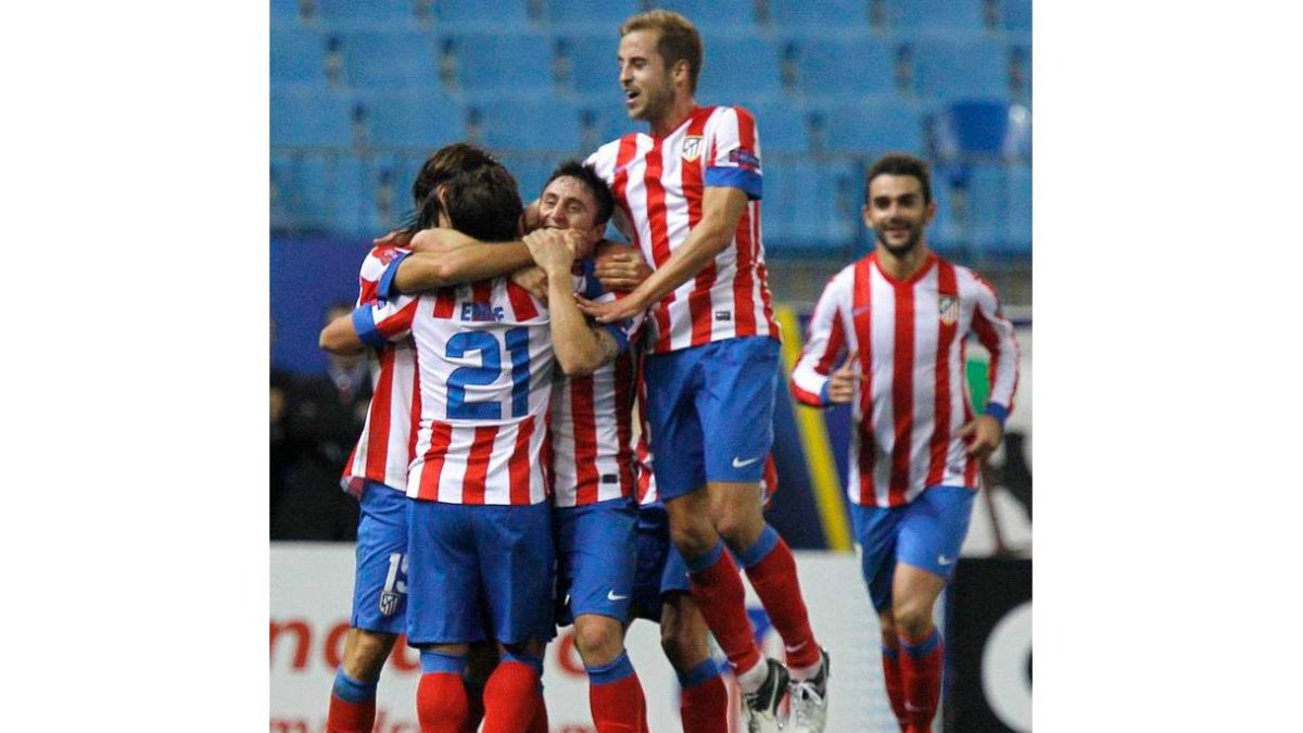 Llorente intenta zafarse del marcaje de un rival.