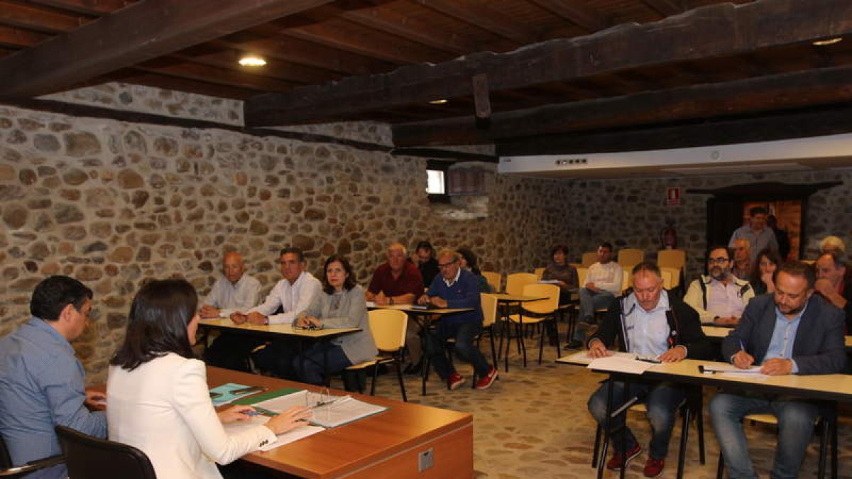 Imagen de archivo (antes de la pandemia) de una asamblea de Asodebi en Carracedelo. ANA F. BARREDO