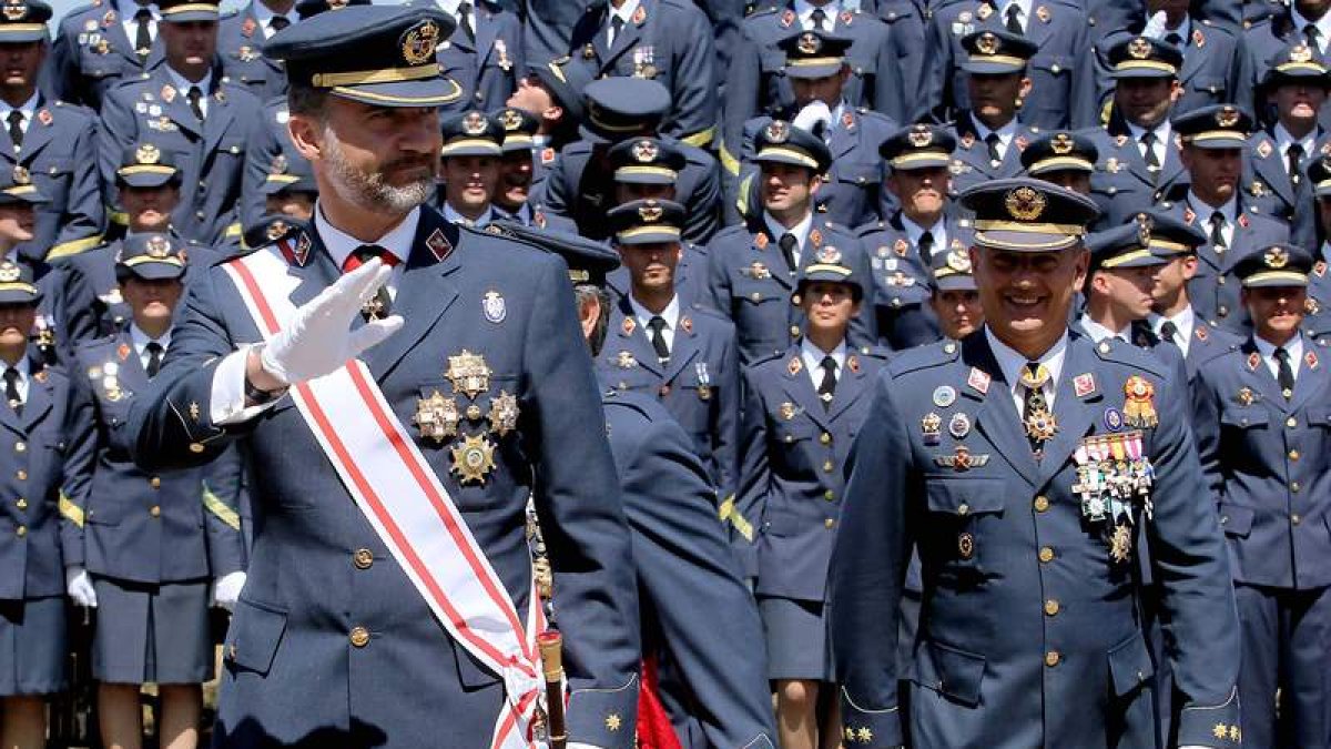 En su primer acto, en 1995, el príncipe aguantó la ceremonia bajo la lluvia.