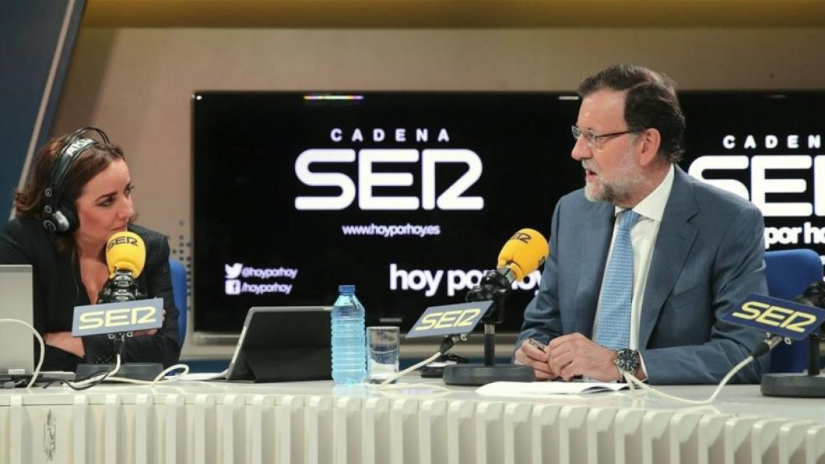 La periodista Pepa Bueno entrevista al presidente del Gobierno  Mariano Rajoy en 'Hoy por hoy', el programa má oído de la radio en España.