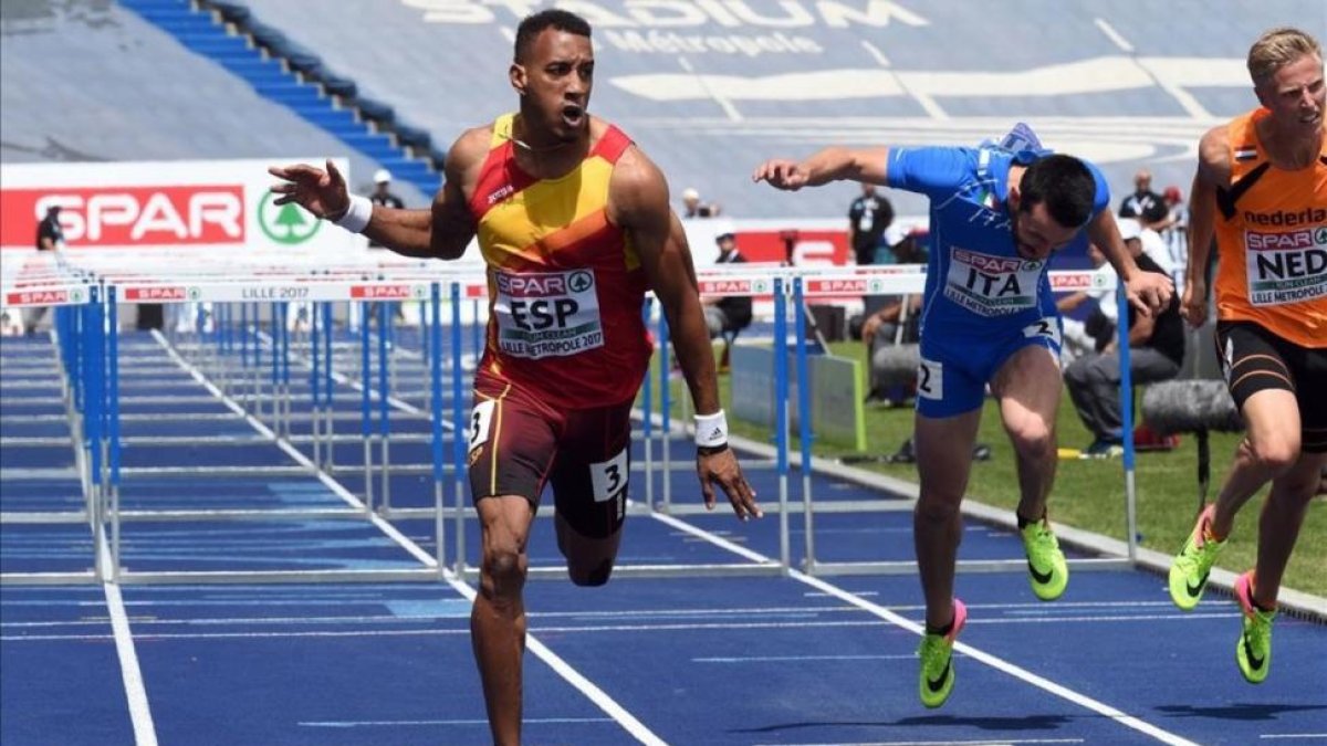 Orlando Ortega llega vencedor en los 110 metros vallas.