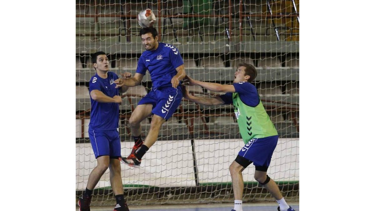 Dimitrievski, Carrillo y Kristensen, durnate un entrenamiento del Abanca Ademar.