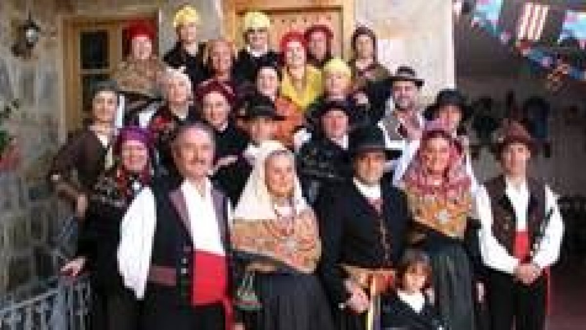 Los novios rodeados de sus compañeros de la Escuela Tradicional Leonesa