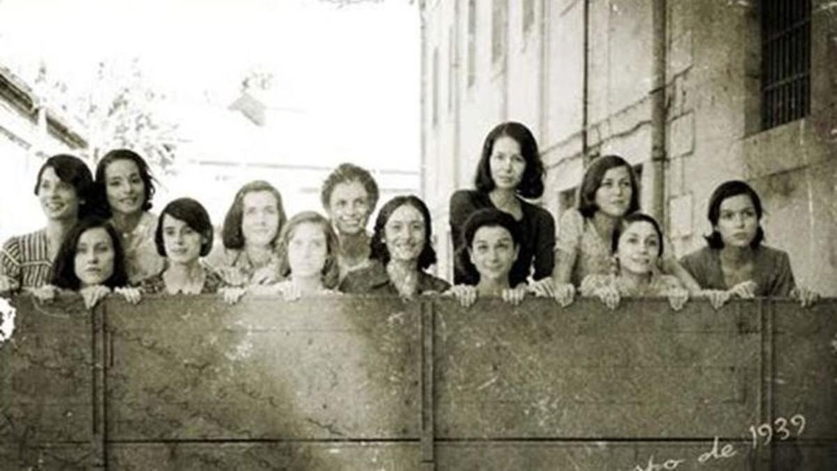 Las 13 jóvenes de las Juventudes Socialistas Unificadas.