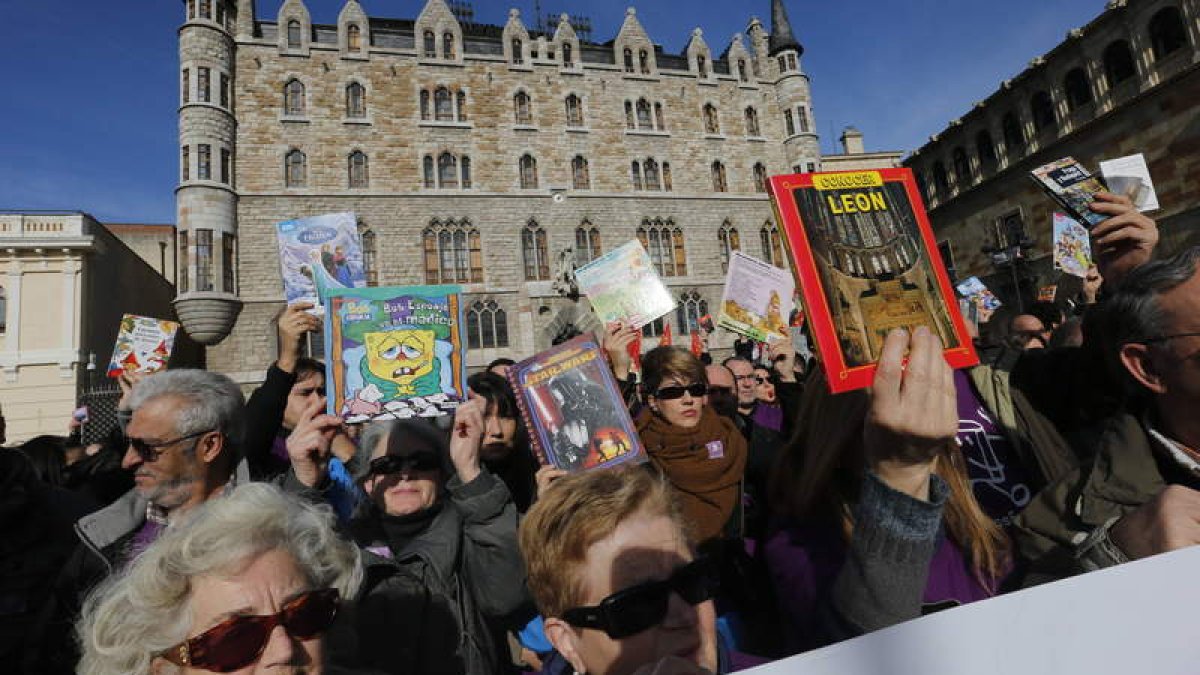 Trabajadores de Everest y sus familias llevaron libros de la editorial en señal de protesta