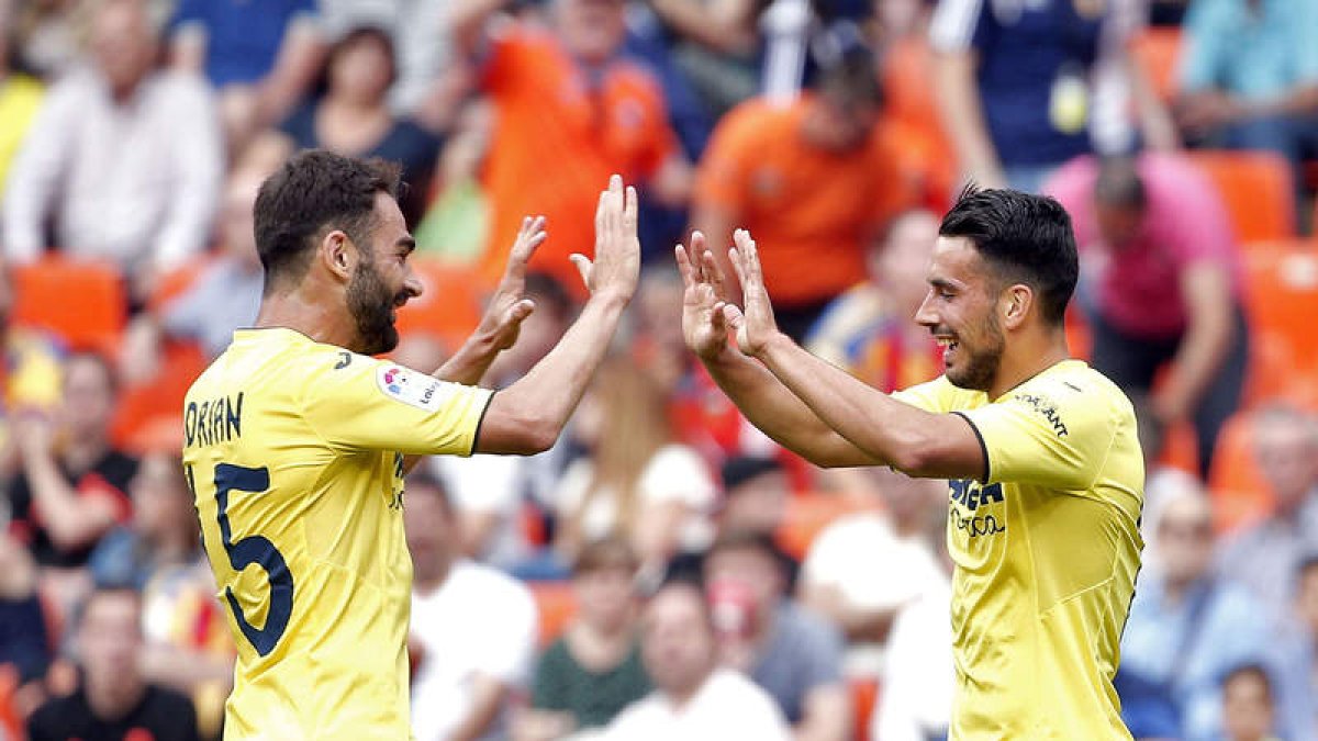 El italiano del Villarreal Nicola Sansone celebra su gol con Adrián López. BRUQUE