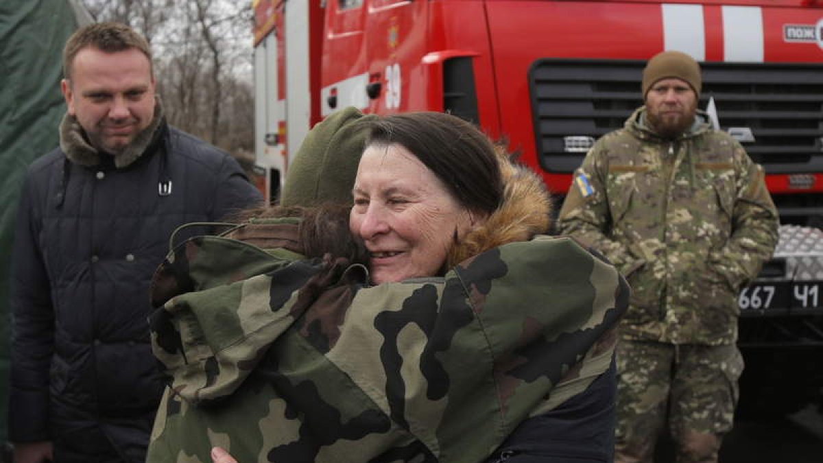Un prisionero ucraniano se abraza a una mujer después de un intercambio anterior. VALERI KVIT