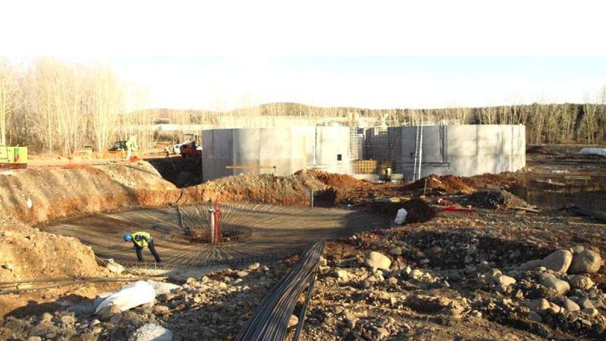 Ya se han construido dos de los cuatro vasos de la depuradora de Cistierna.