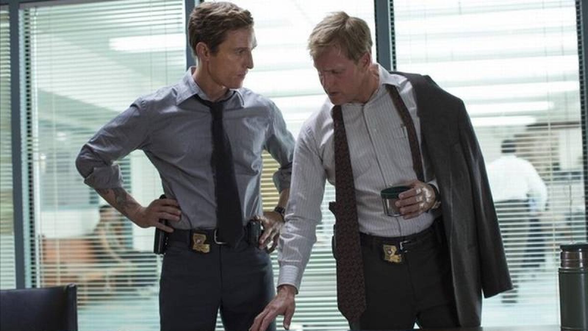 Matthew McConaughey (izquierda) y Woody Harrelson, en la serie de la HBO'True detective'.