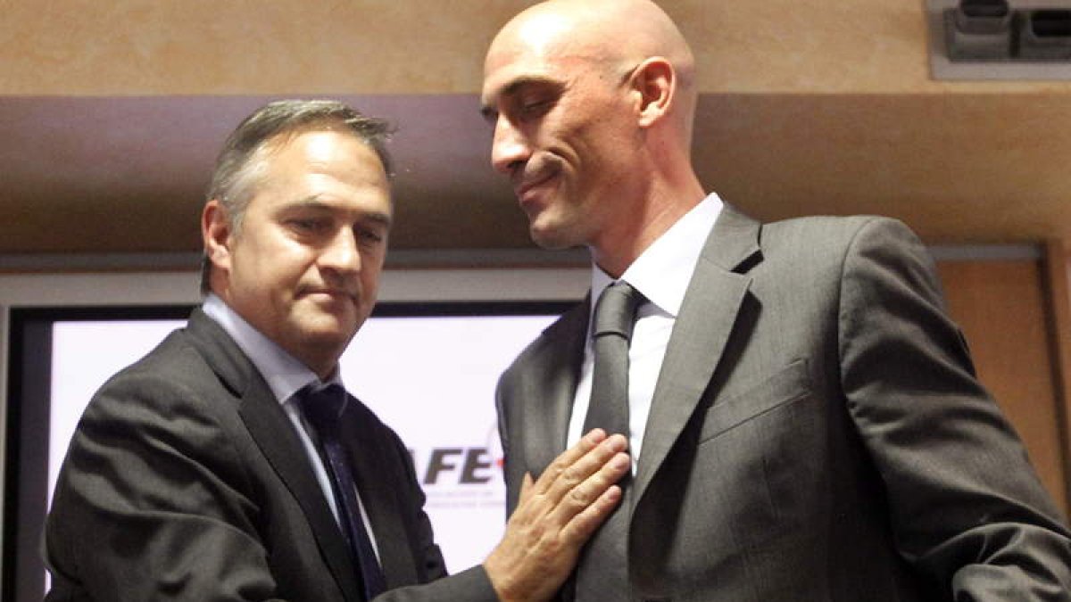 Astiazarán, presidente de la Liga de Fútbol Profesional (LFP), y Luis Rubiales, presidente de la AFE.