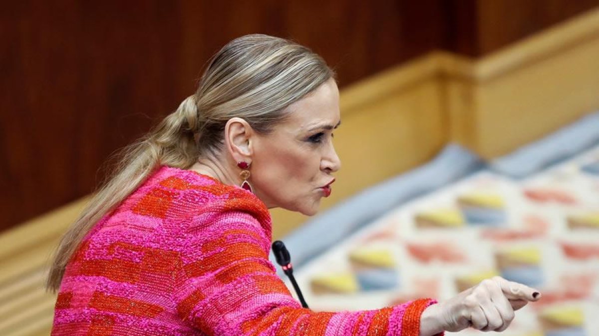 La presidenta madrileña, Cristina Cifuentes, durante su intervención en un Pleno de la Asamblea de Madrid.