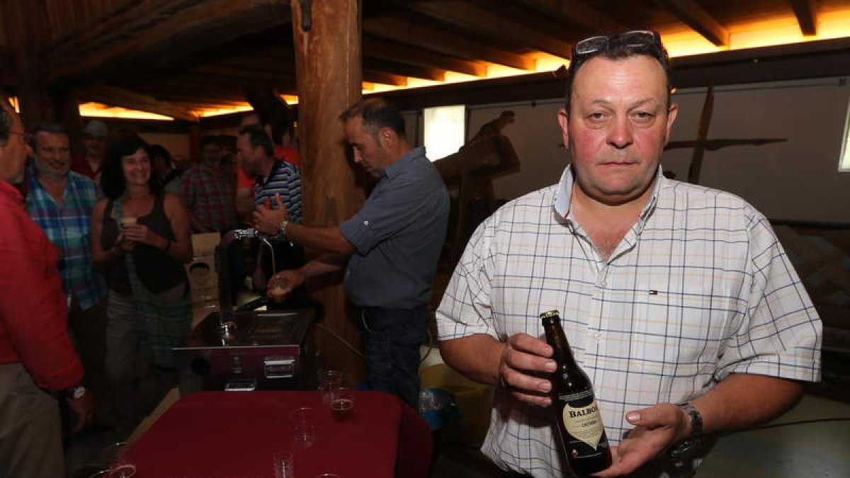 Enrique Fernández González, responsable de Ribada-La Oricera, con su cerveza, en Balboa.