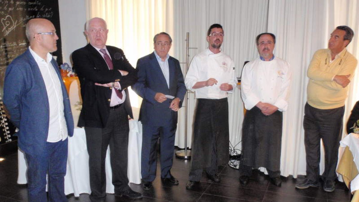 Los chefs junto a representantes de la entidad y el nuevo Académico de Número en el Serrano.