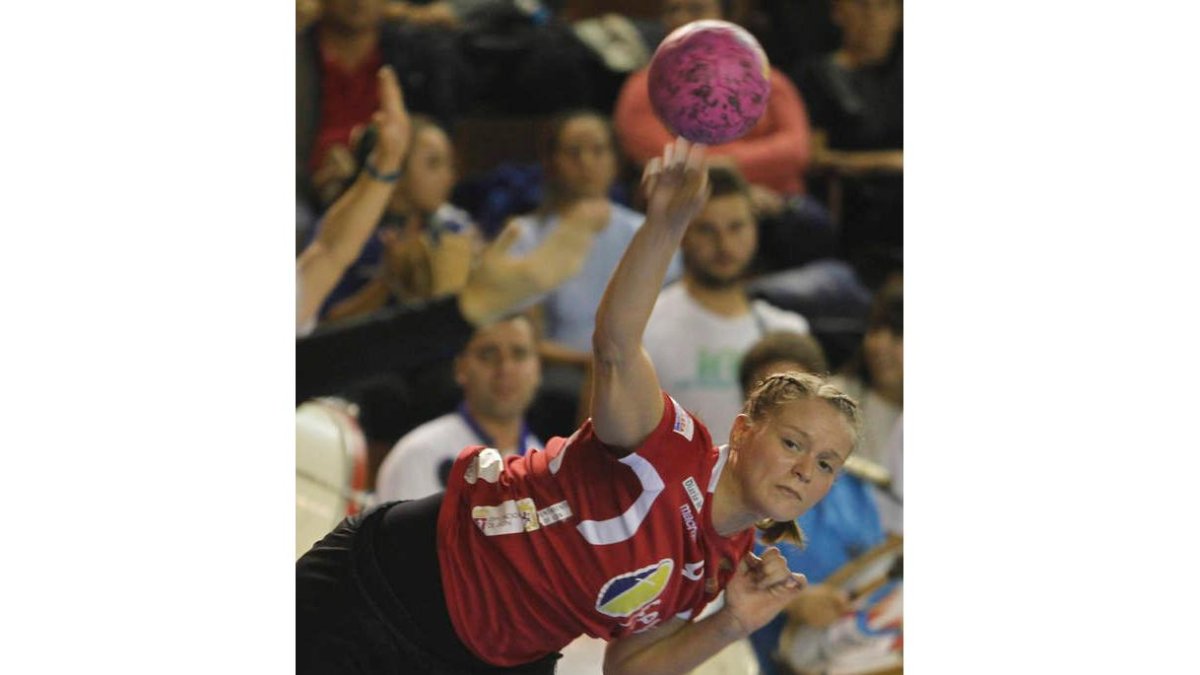 La rusa Daria Ilina lanza a portería en un partido.