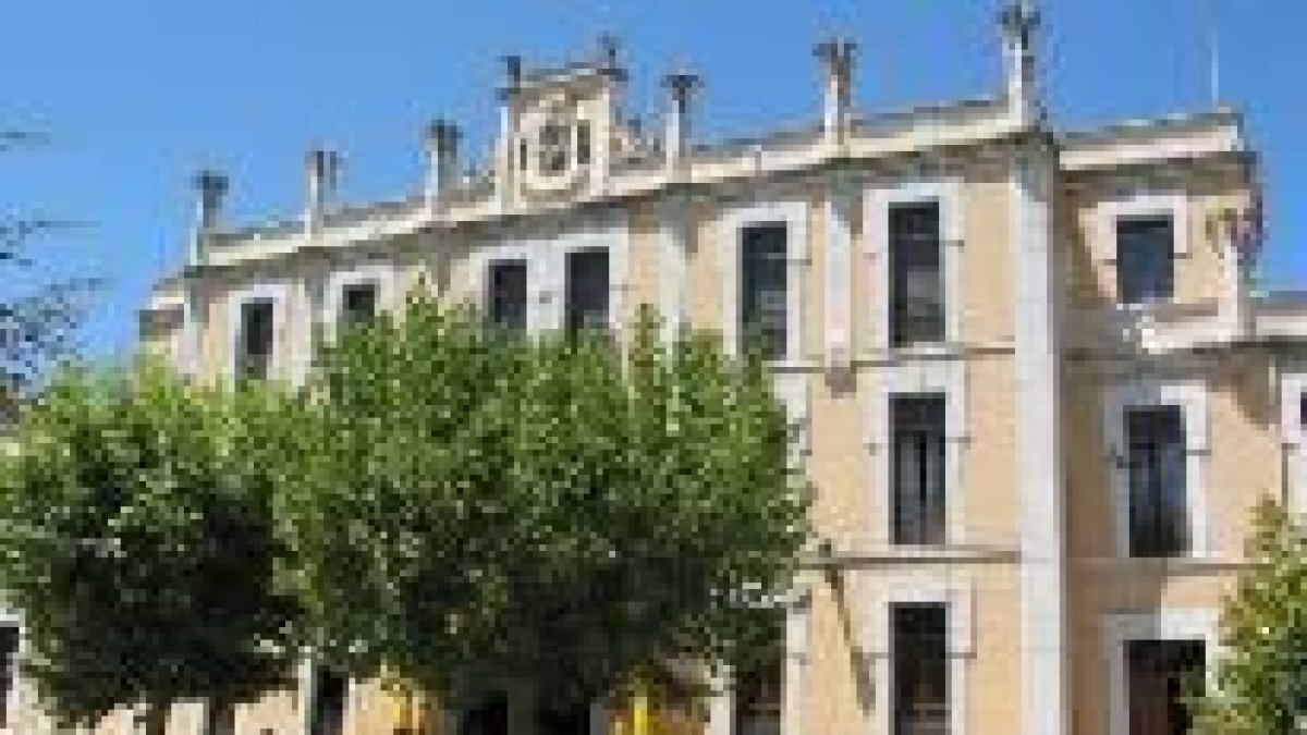 La rehabilitación de la fachada del cuartel, en la foto antes de las obras, centra el taller
