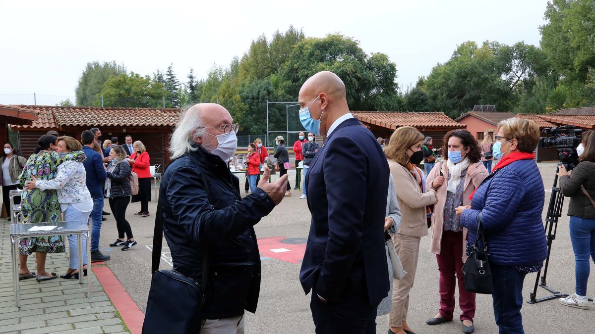Reunión de hoy con los centros educativos en el Coto Escolar. AYUNTAMIENTO DE LEÓN