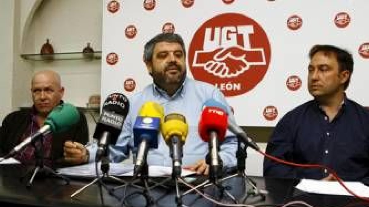 Felipe de Diego, en el centro, explicó las reivindicaciones de UGT hacia los servicios de Renfe
