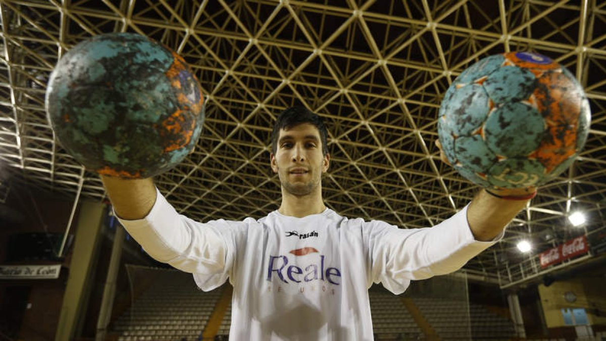 El lateral serbio del Ademar, Predrag Dacevic, en el Palacio de los Deportes.