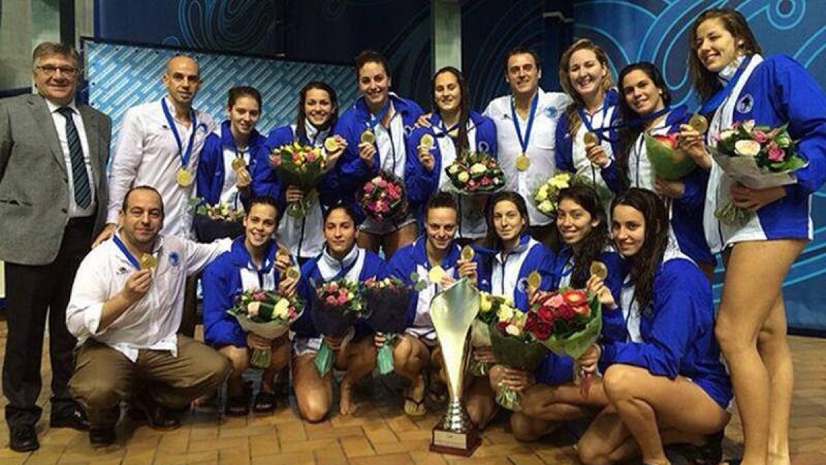 La plantilla del CN Sabadell posa en Moscú con el trofeo de la Supercopa de Europa.