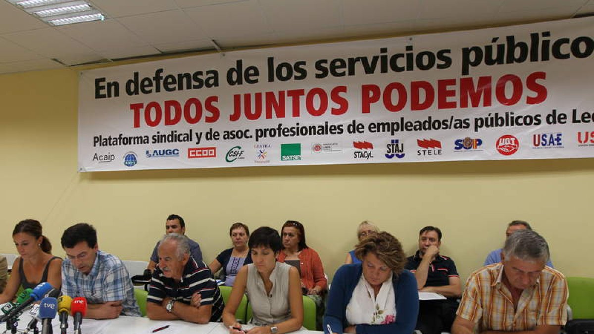 Empleados públicos durante la reunión de ayer.