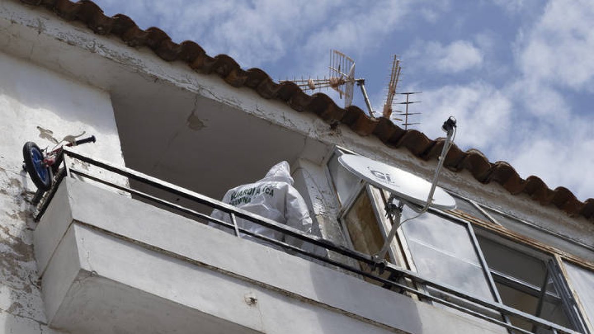 Agentes de la policía científica en el domicilio de Tarancón, donde una mujer, de unos 40 años, ha sido asesinada, en un nuevo caso de violencia machista.  JOSÉ DEL OLMO
