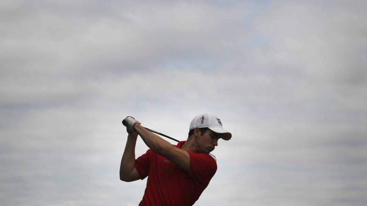 Tensión y concentración en el rostro de uno de los jugadores del Pro Am de Diario de León después de ejecutar un golpe en el campo de San Miguel del Camino.