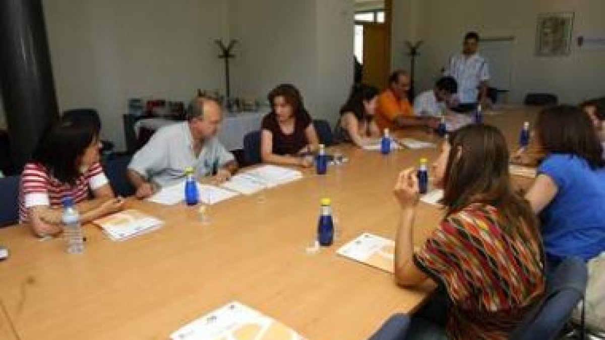 Los participantes en las jornadas de la Fgulem, ayer minutos antes de las ponencias.