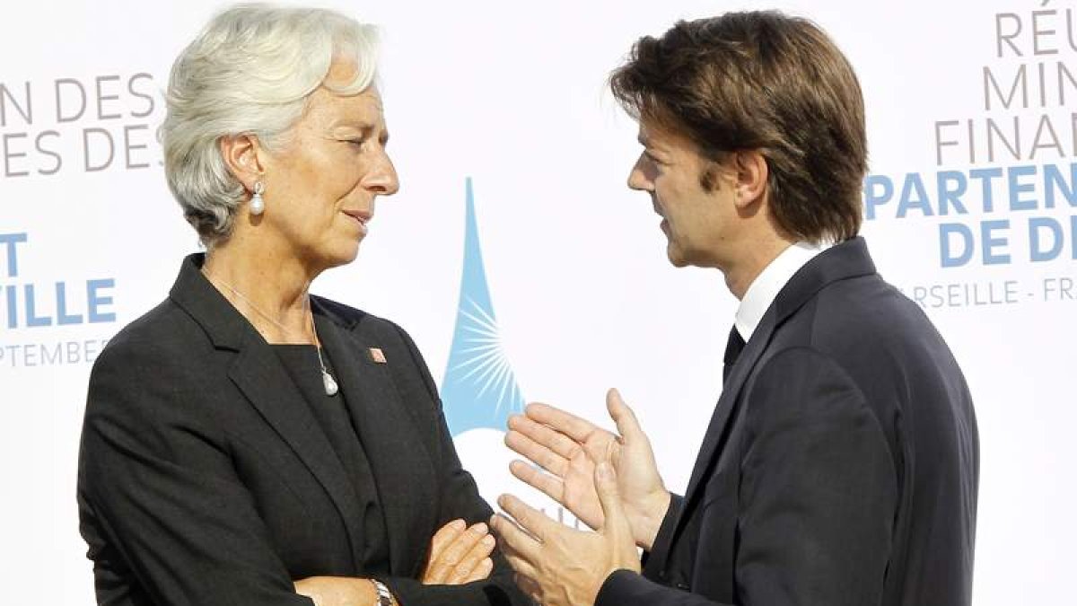 La directora del FMI y el ministro de Finanzas francés conversan en el G-7.