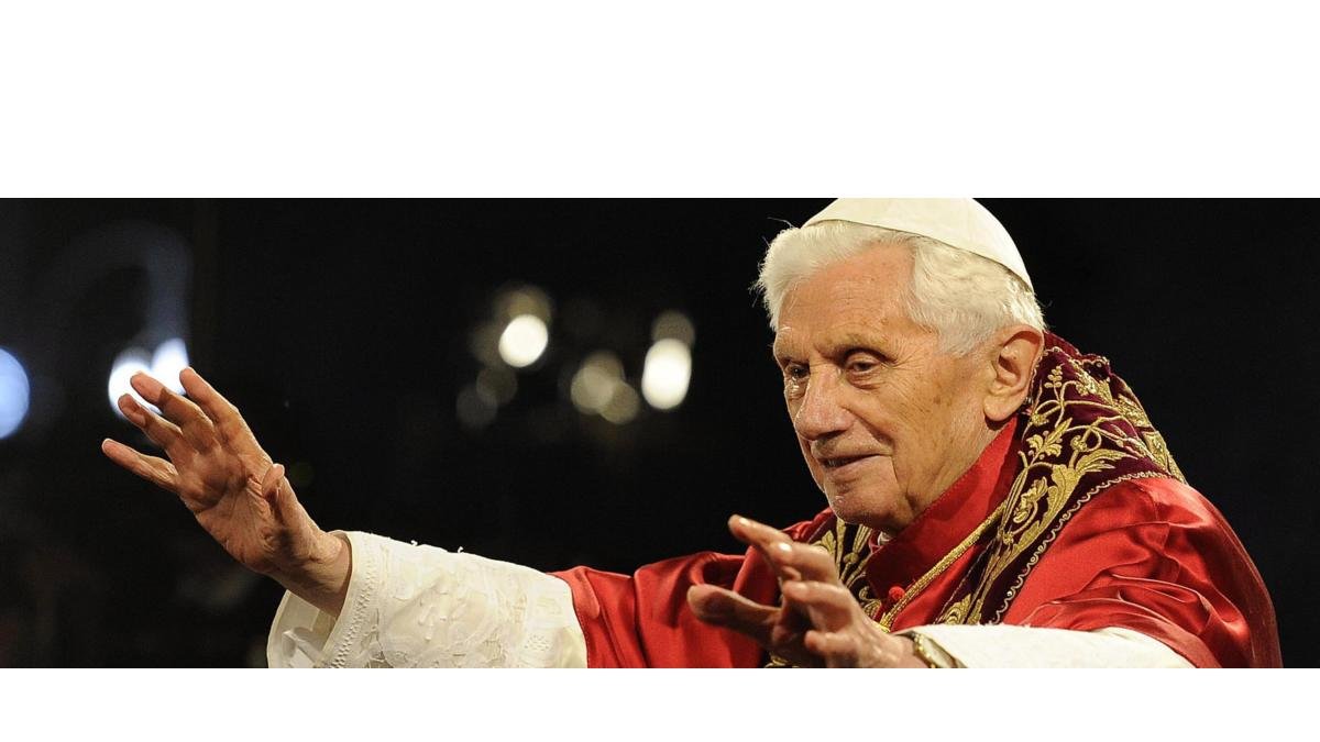 El papa Benedicto XVI bendice a los fieles al final del Vía Crucis del Viernes Santo frente al Coliseo de Roma. EFE EPA MAURIZIO BRAMBATTI