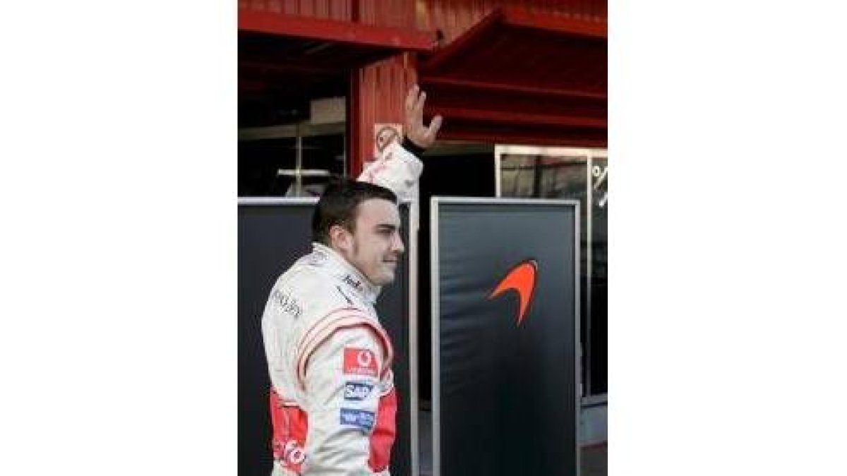 Alonso saluda a los aficionados al concluir una serie de entrenamientos