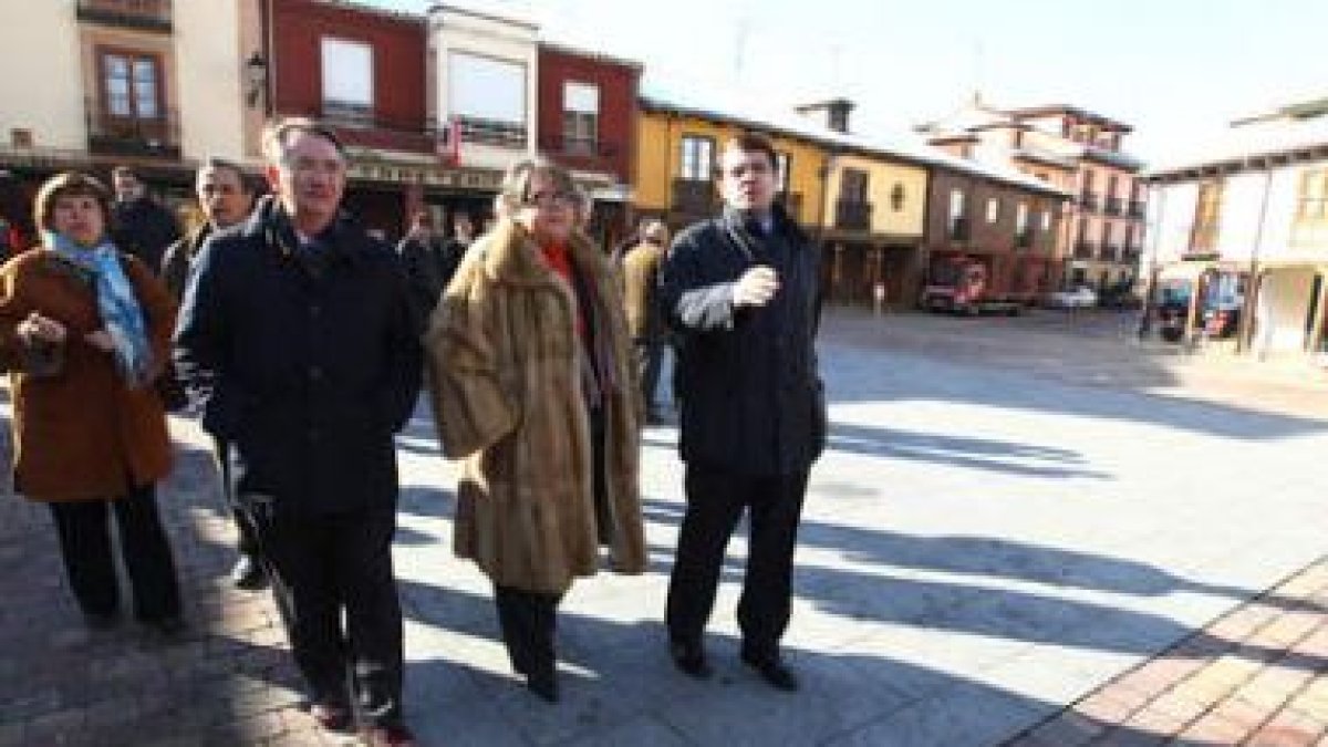Clemente Pita, Mari Paz Díez y Alfonso Fernández Mañueco recorrieron ayer la plaza.
